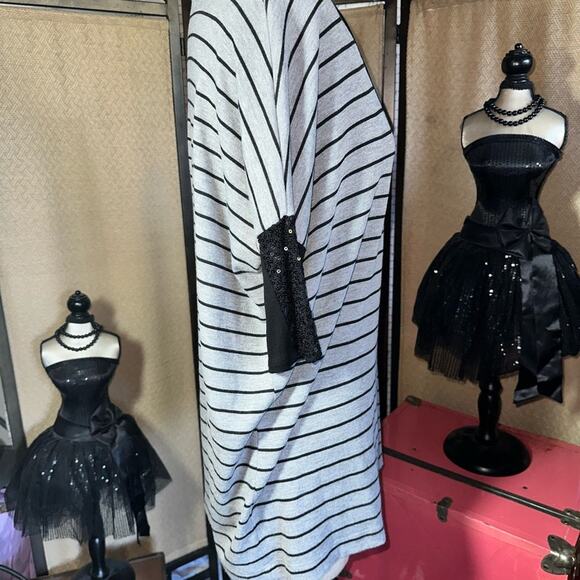 Karen Kane Top with Sequins on Dolman Arms Women’s Size Medium - Picture 6 of 9